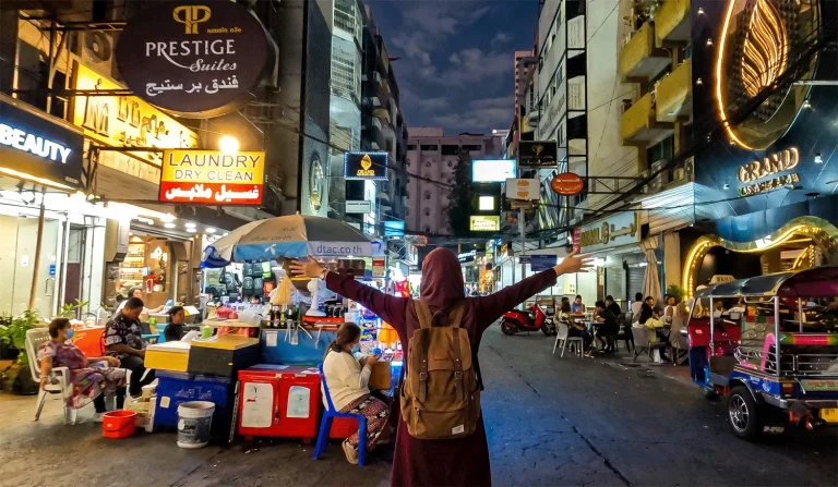شارع العرب في بانكوك ليلاً — سوخومفيت سوي 3 المضاء باللافتات العربية والمطاعم الحلال